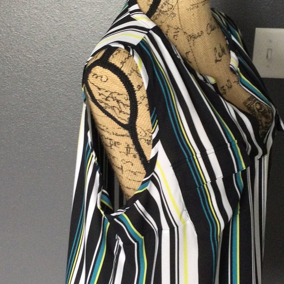 Sleeveless Blouse - Picture 2 of 5